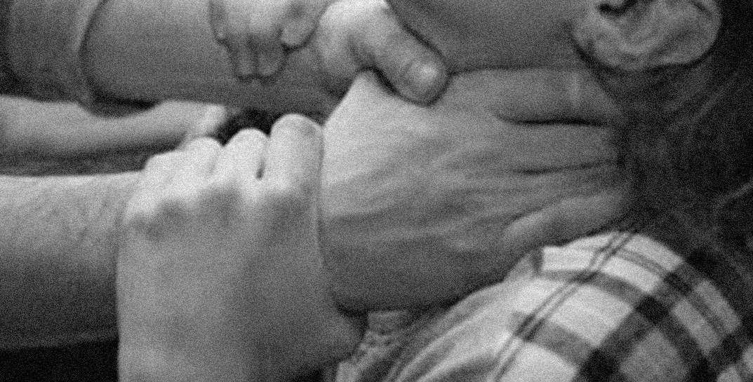 «Отелло» из Костюковичей чуть не задушил сожительницу прямо на улице — что случилось