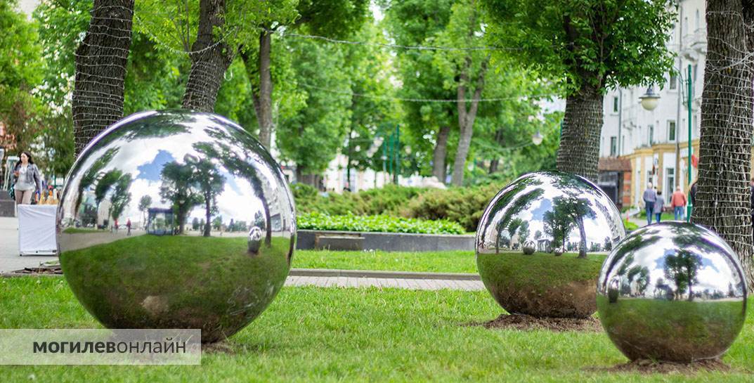 Металлические шары из Комсомольского сквера в Могилеве: уже успели увидеть их вживую?