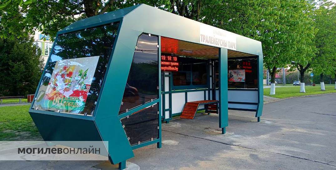 В Могилеве появилась оригинальная остановка — в виде троллейбуса