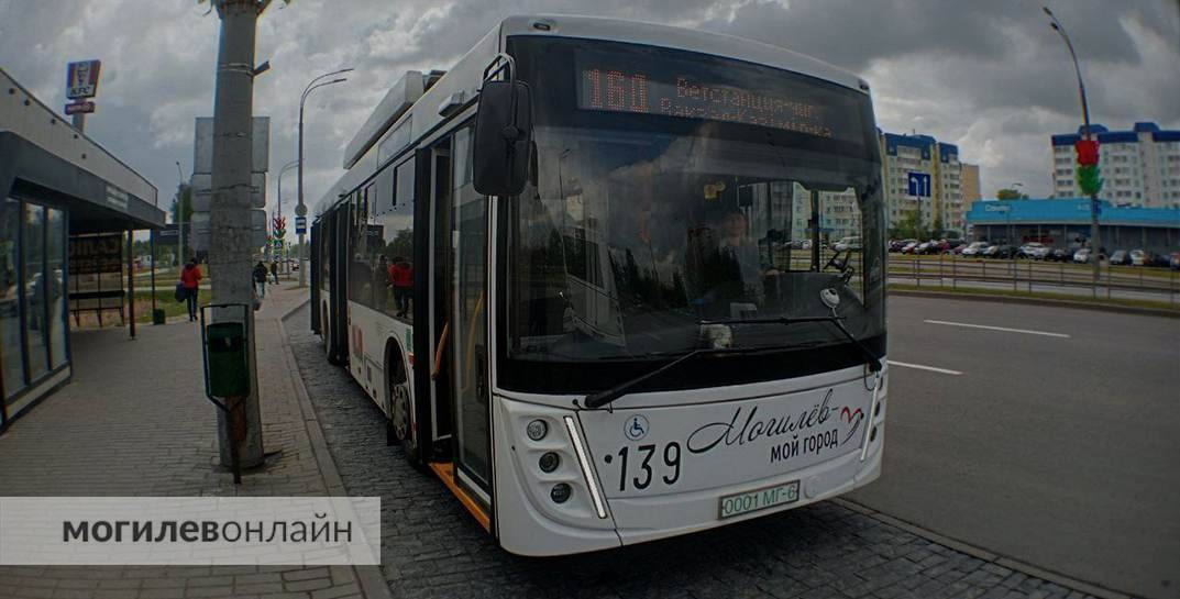 В Могилеве появился троллейбус, в котором одной картой можно оплатить поездку за несколько человек. Рассказываем подробности