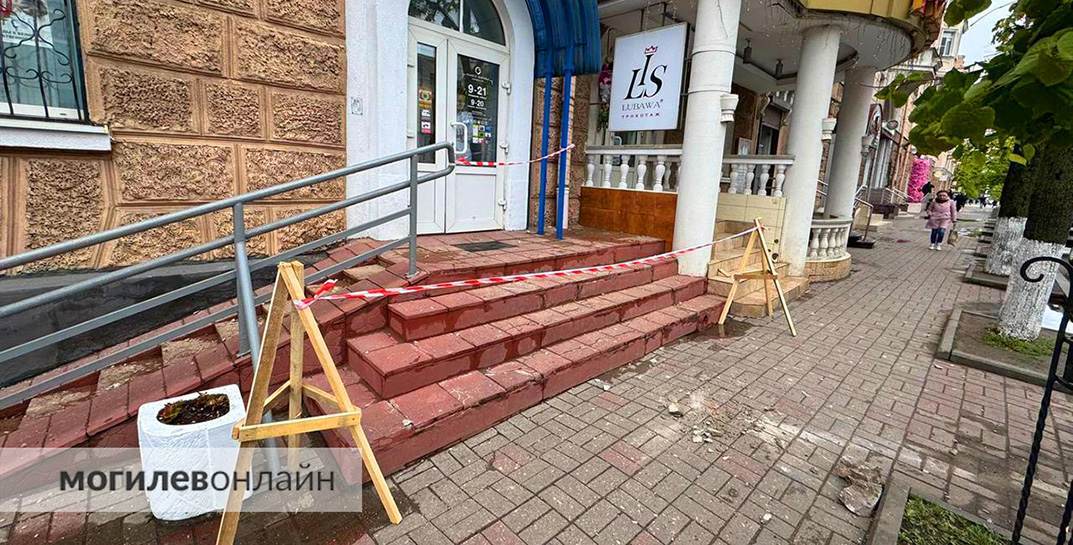 На Первомайской прямо у крыльца аптеки упал кусок балкона. Благо, в это время тротуар был пуст