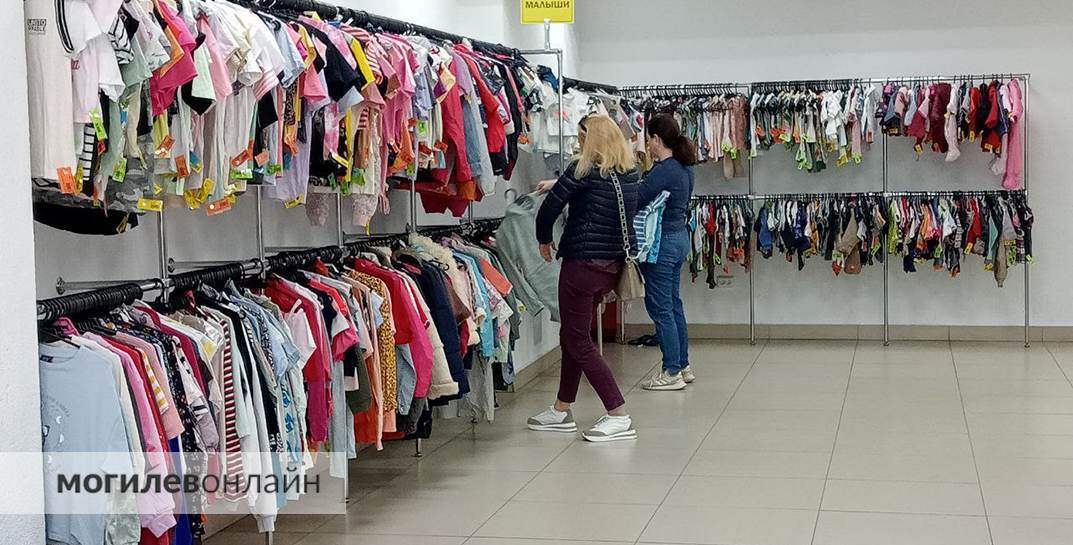 Помните недавний скандал вокруг популярной сети секонд-хендов? Узнали, что за они и как у них дела в Могилеве