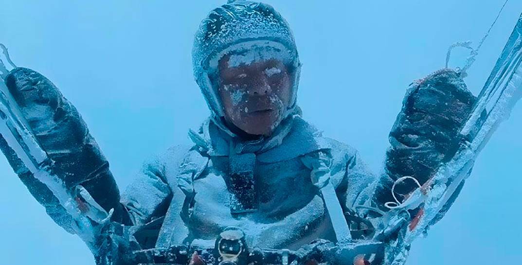 В Китае тренировка парапланериста вышла из-под контроля: он более часа провел в небе на высоте, на которой летают самолеты