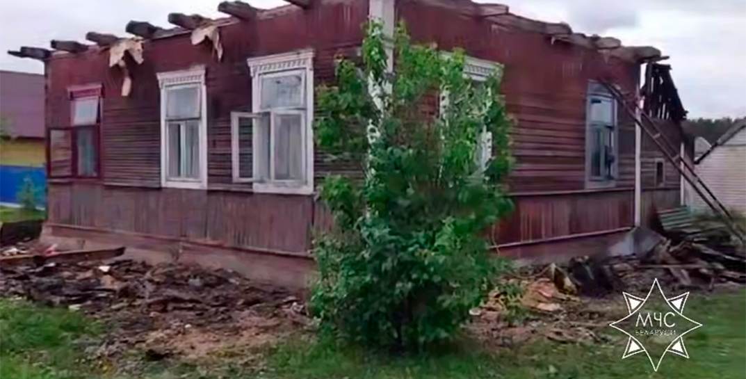 На пожаре в Пинском районе спасатели вытащили из огня 8 человек, в том числе 5 детей