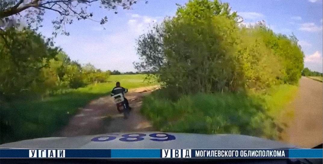 В Осиповичском районе мотоциклист пытался скрыться от ГАИ — получил «в плечи» 6 протоколов