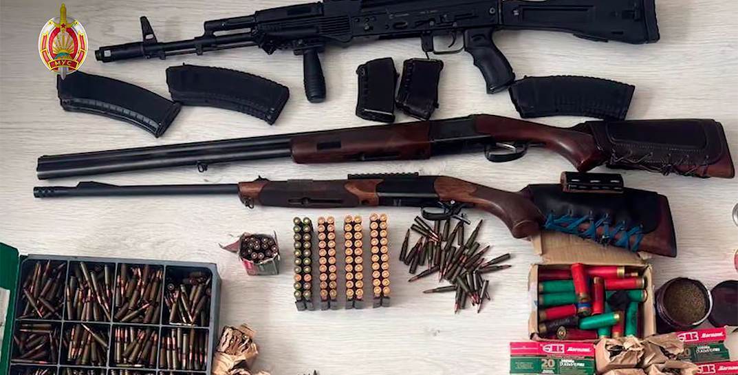 В Пуховичском районе мужчину задерживали с ОМОНом — у него дома нашли 2 тысячи патронов к автомату Калашникова