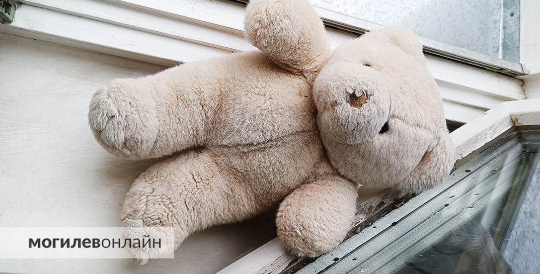 В Витебске из окна десятого этажа выпал двухлетний мальчик, он погиб