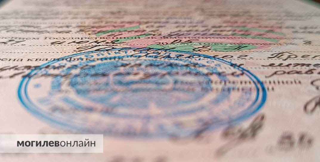 Белорус для повышения на работе принес в отдел кадров подаренный тестем поддельный диплом. Спойлер: карьера в итоге не задалась