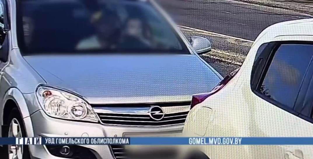 На камеру в Мозыре попал водитель, который вез ребенка на коленях, говорил при этом по телефону и не был пристегнут