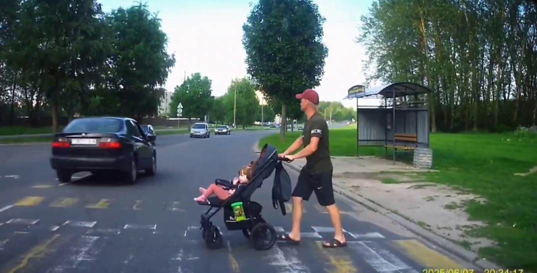 В Могилеве легковушка не пропустила на пешеходном переходе мужчину с ребенком