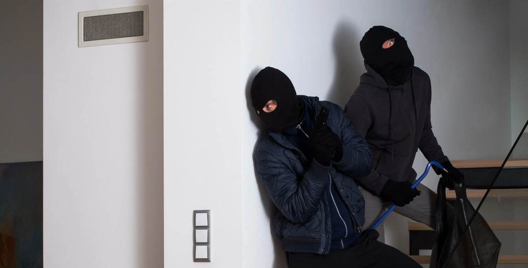 В Бобруйске двое парней ограбили заправку. Вы не поверите, ради чего они пошли на преступление