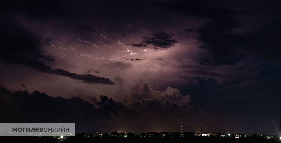 Посмотрите, какие страшно красивые молнии озаряли ночью могилевское небо