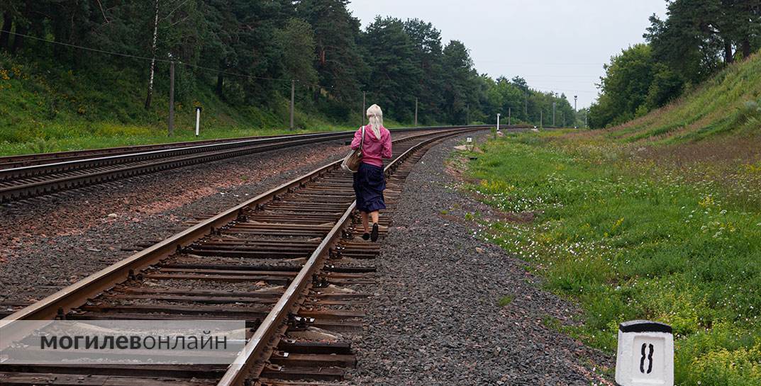 На самокате и в наушниках жд пути не переходить. В Беларуси предлагают изменить правила поведения на железной дороге