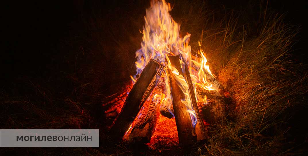 В Белыничском районе мужчина разжигал костер и получил серьезные ожоги