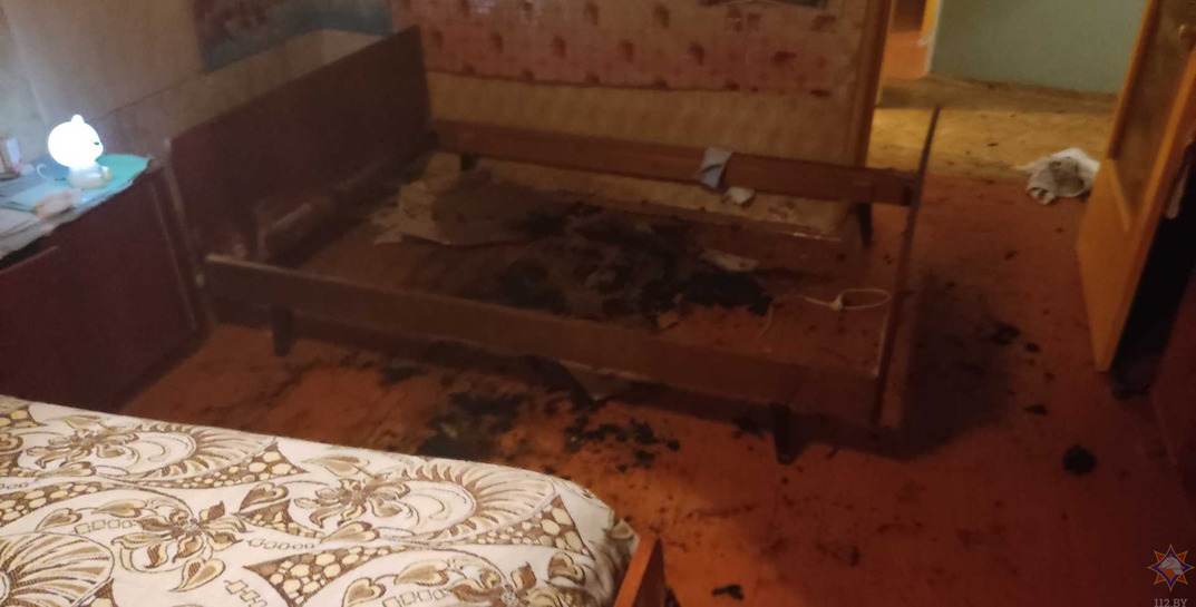 В Могилеве 82-летняя женщина спала с включенной электрогрелкой — из-за прибора загорелась кровать