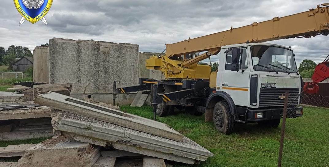 В Воложинском районе на рабочего обрушилась бетонная плита, он погиб