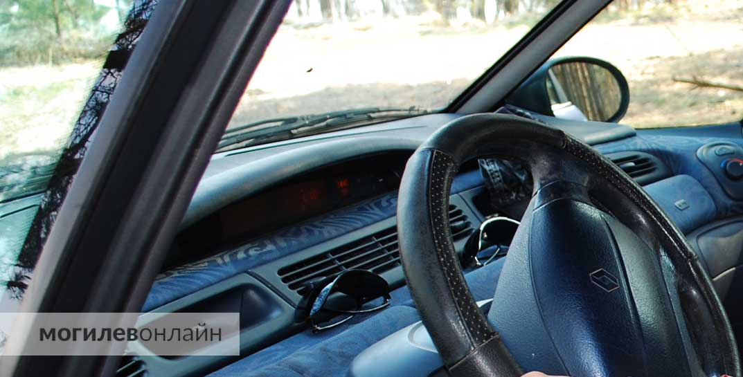 В Мстиславском районе сторож не смог устоять перед незапертой машиной и вытащил оттуда портмоне с деньгами