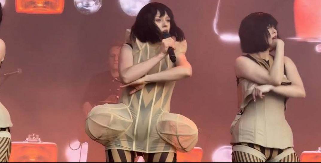 Уроженка Могилевщины певица Катя IOWA попала в скандал из-за необычного костюма на концерте