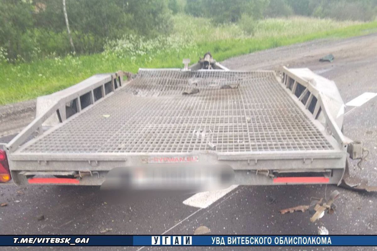 В Полоцком районе отцепившийся от легковушки прицеп убил водителя лесовоза