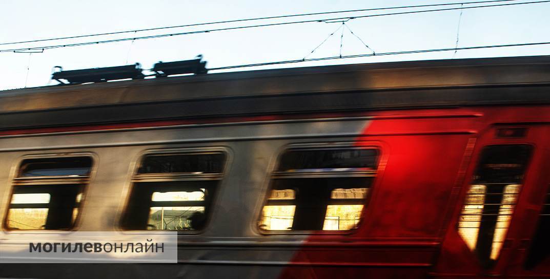 Жесткое видео. Подросток в России залез на поезд и случайно дотронулся до высоковольтного провода