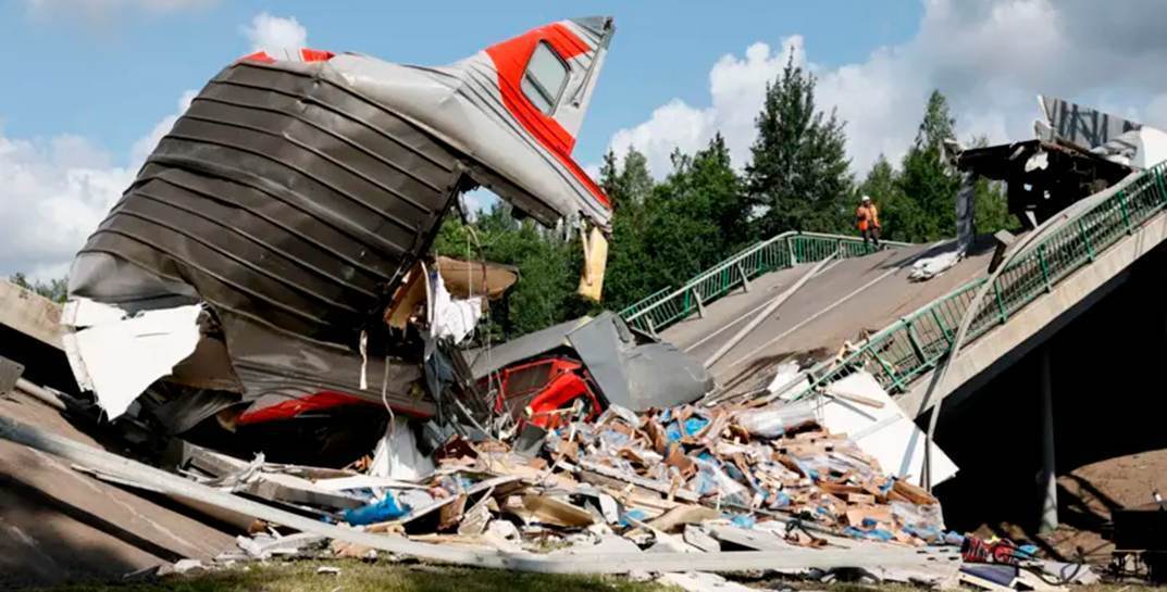 Вечером 31 мая в Брянской области В России на поезд рухнул автомобильный мост — пострадали 7 человек. Но на этом не все…