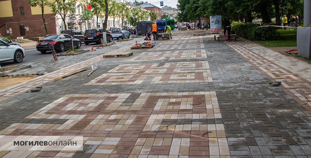 Скоро на Первомайской будем ходить по новому «рушнику» — посмотрите, что выкладывают на тротуаре в этот раз