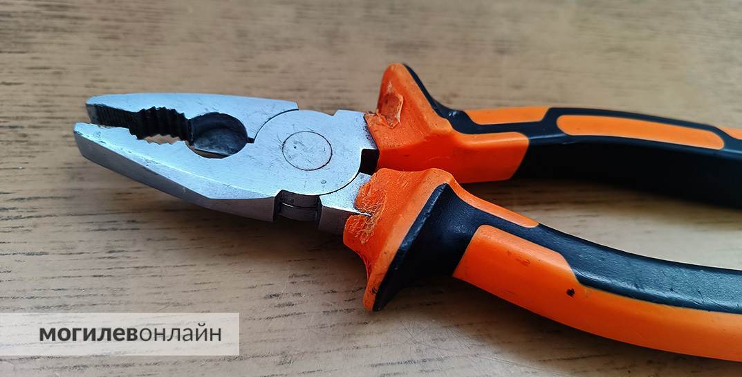 В Гродно водитель такси дважды «обнесла» магазин с помощью… пассатижей