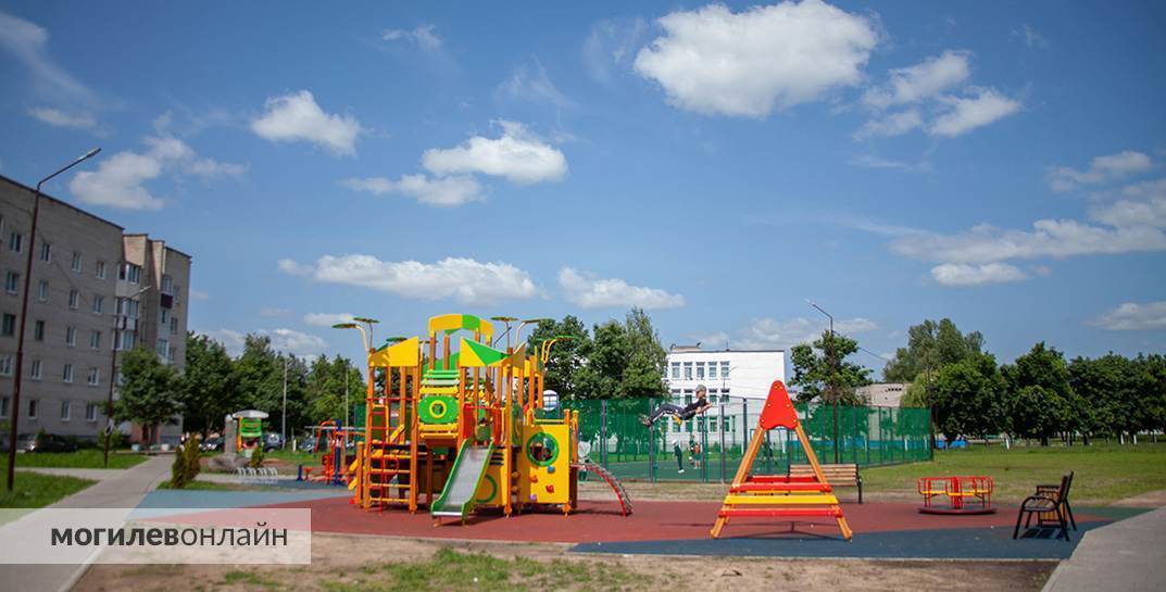 В Могилеве на улице Симонова построили одну из самых больших детских площадок города — посмотрите, какая она крутая