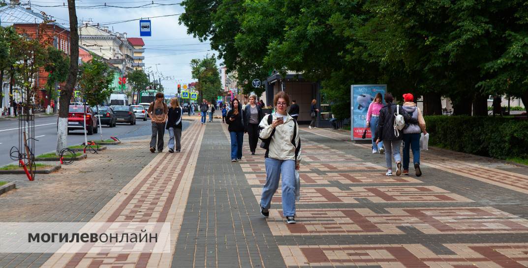 Сегодня на Первомайской закончили укладывать новый тротуар-«рушник»