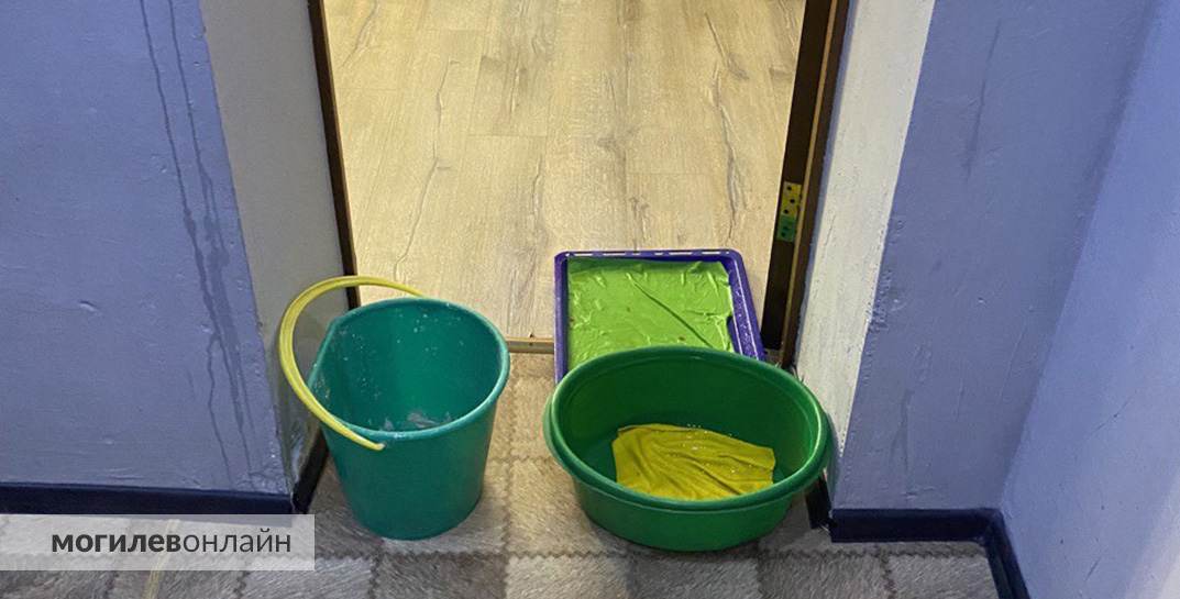 В TikTik завирусился ролик с «бассейном на крыше» девятиэтажки в Могилеве. Воду слили, но не все так просто — житель дома показал свою затопленную квартиру