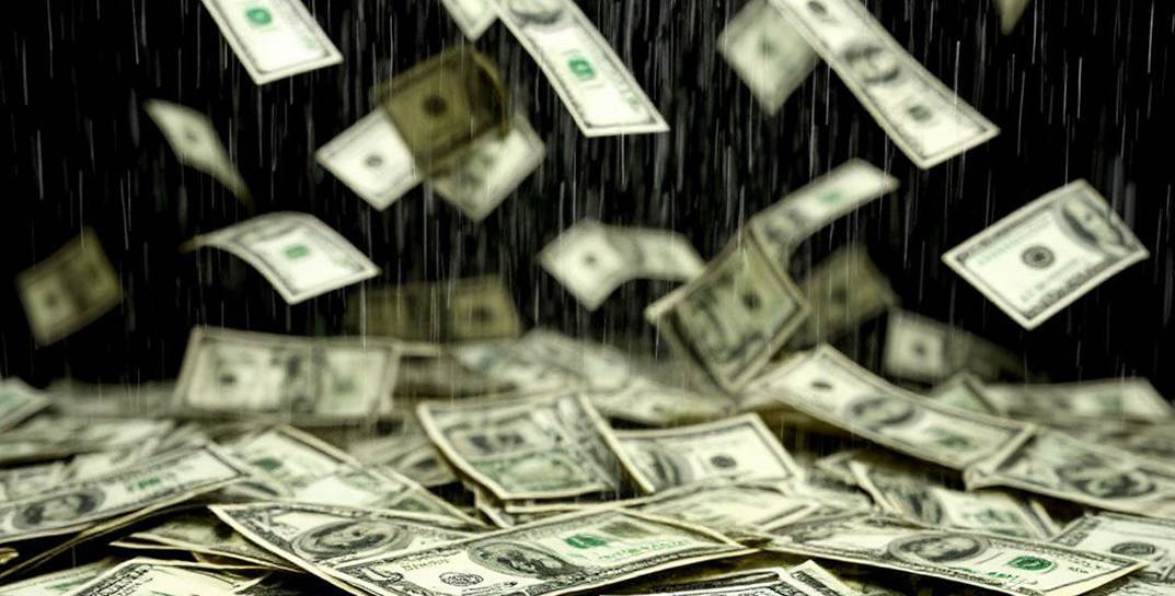 Небесный дождь из денег: как последняя воля автомойщика из Детройта собрала весь город на дороге