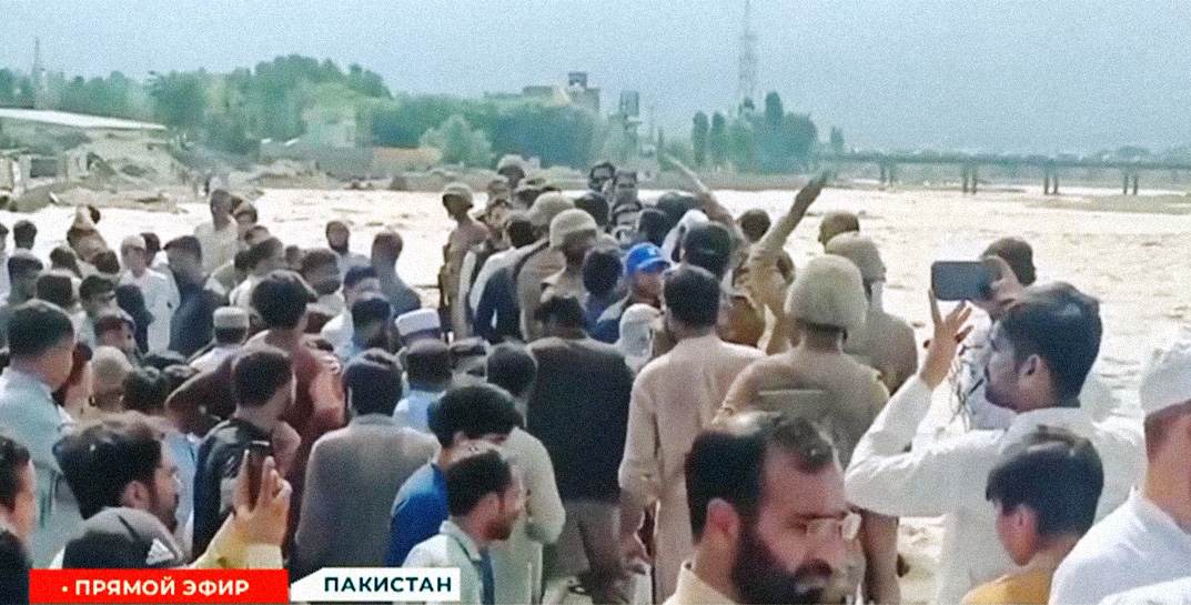 «Детей уносило прямо на глазах у их семей». Из-за наводнения в Пакистане погибло 45 человек