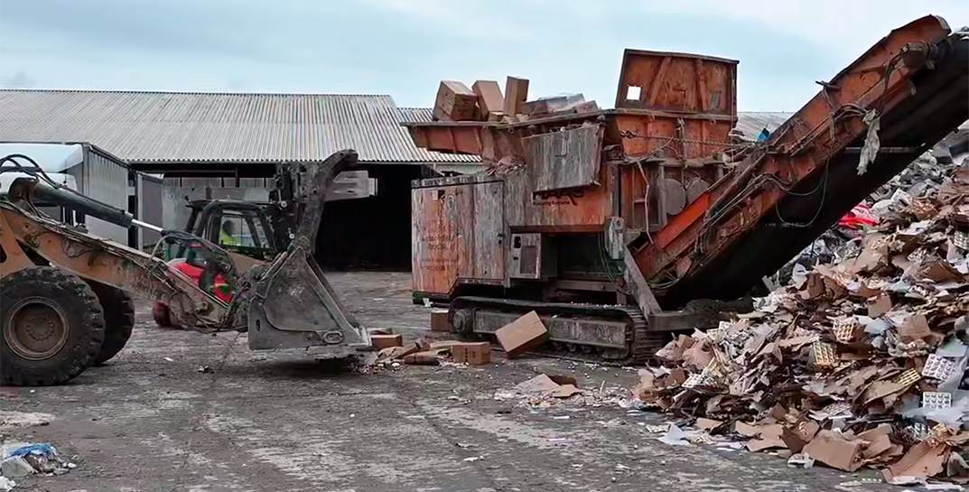 Видео не рекомендовано к просмотру сладкоежкам! На литовской таможне уничтожили практически 7 тысяч тонн конфет — в чем дело?