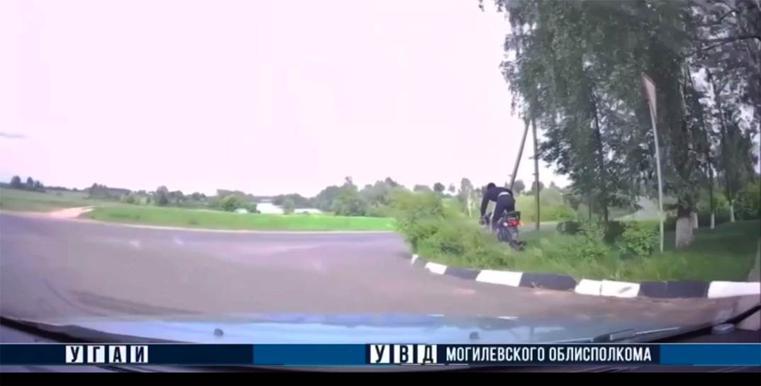 В Горках парень-мотоциклист отказался остановиться по требованию сотрудников ГАИ — в попытке бегства и слетел на обочину