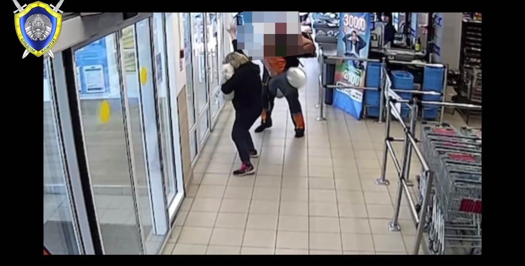 Пьяный минчанин толкнул девушку в магазине, а затем ударил ее подругу металлической урной по голове