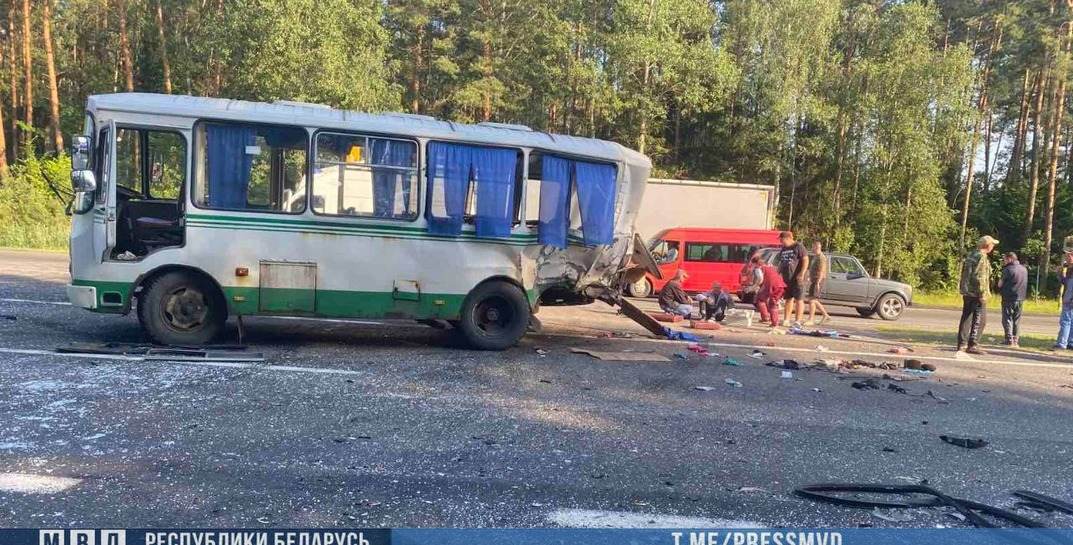 На Брестчине автобус столкнулся с микроавтобусом — 15 человек в больнице