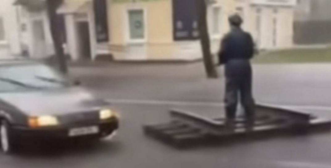 В Барановичах после ливня «уплыл» памятник железнодорожнику