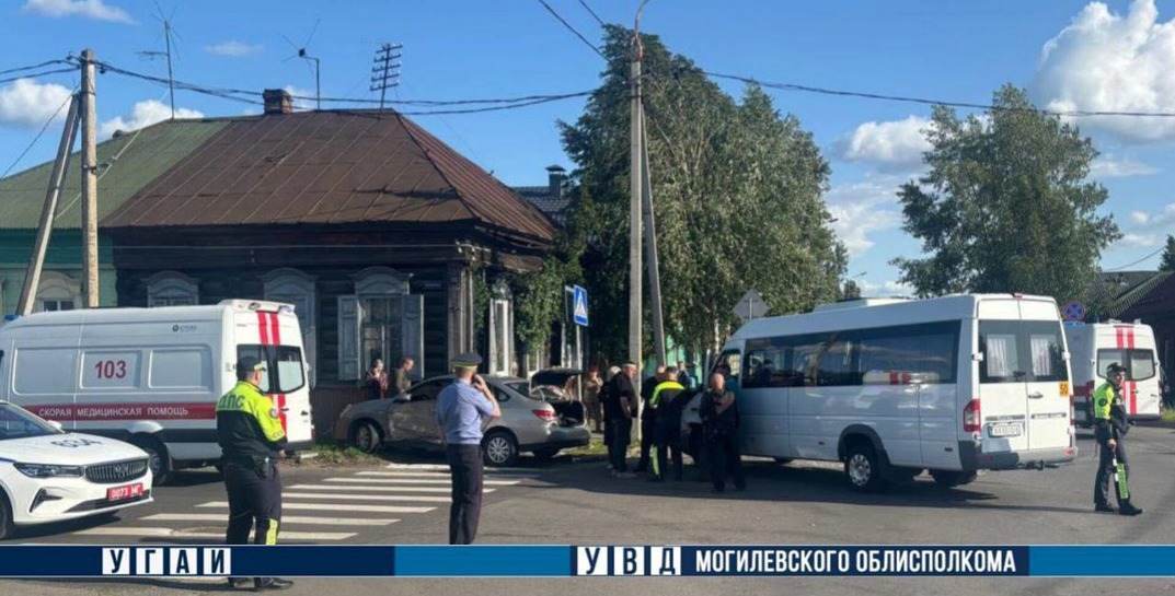 В Бобруйске столкнулись маршрутка и легковушка — 19-летняя водитель не предоставила преимущество