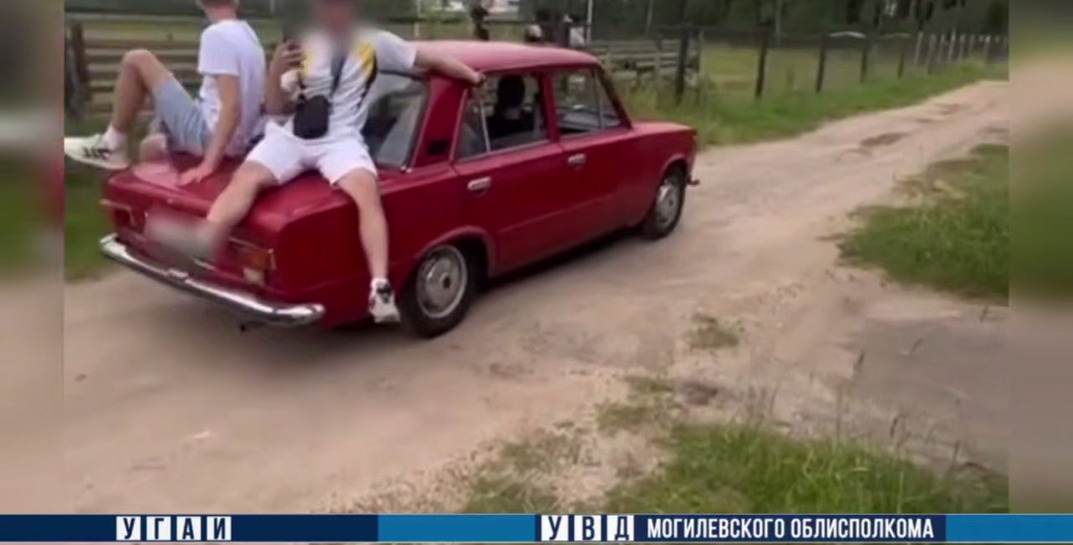 В Могилевском районе двое парней катались на багажнике «Жигулей», а с кадрами процесса поделились в сети — ГАИ лайк не поставила