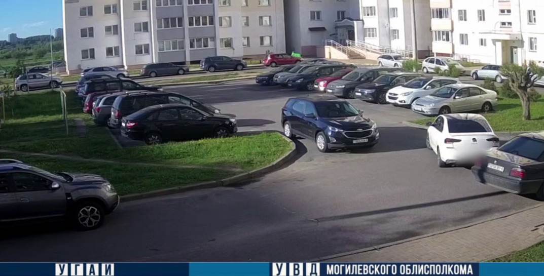 В Могилеве водитель во дворе врезался в чужое авто и уехал с места ДТП — его нашли и наказали