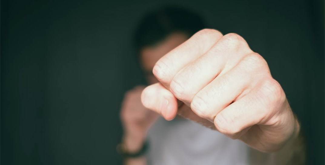 Могилевчанин из-за ссоры с девушкой напал на облицовку магазина