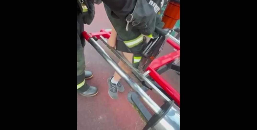 В Костюковичах ребенок застрял в уличном тренажере — понадобилась помощь спасателей
