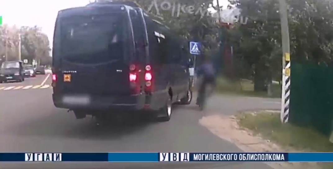 В Климовичах подросток на велосипеде попал под микроавтобус