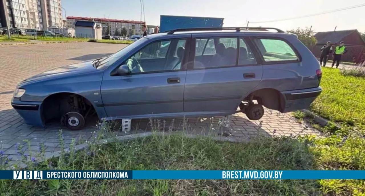 Белорус пожалел денег на колеса, «разул» чужой автомобиль и поставил его на кирпичи