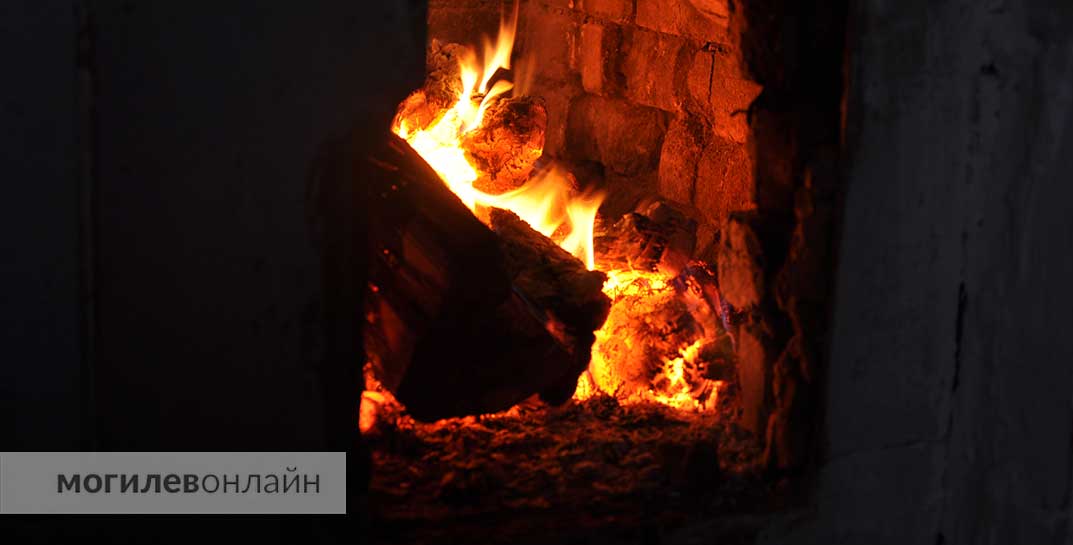 В Кировском районе рабочий, который устанавливал окна, решил помочь хозяйке растопить печь — в итоге сгорели дом и пристройки