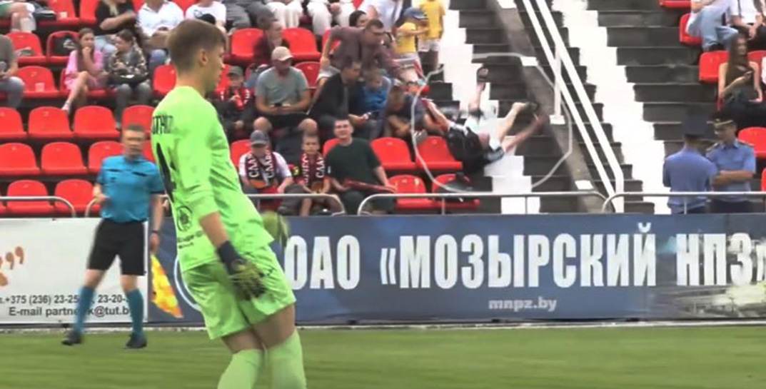 В Мозыре во время футбольного матча болельщик упал с трибуны