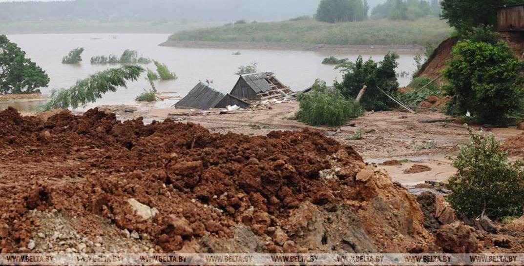 «Берег „уехал“ вместе с деревьями, сараями и дорогой». Что сейчас происходит в Витебске, где природа решила «скорректировать» ландшафт