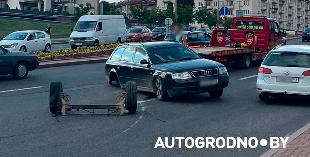В Гродно у Audi на ходу отвалился задний мост — в сети уже появились мемы
