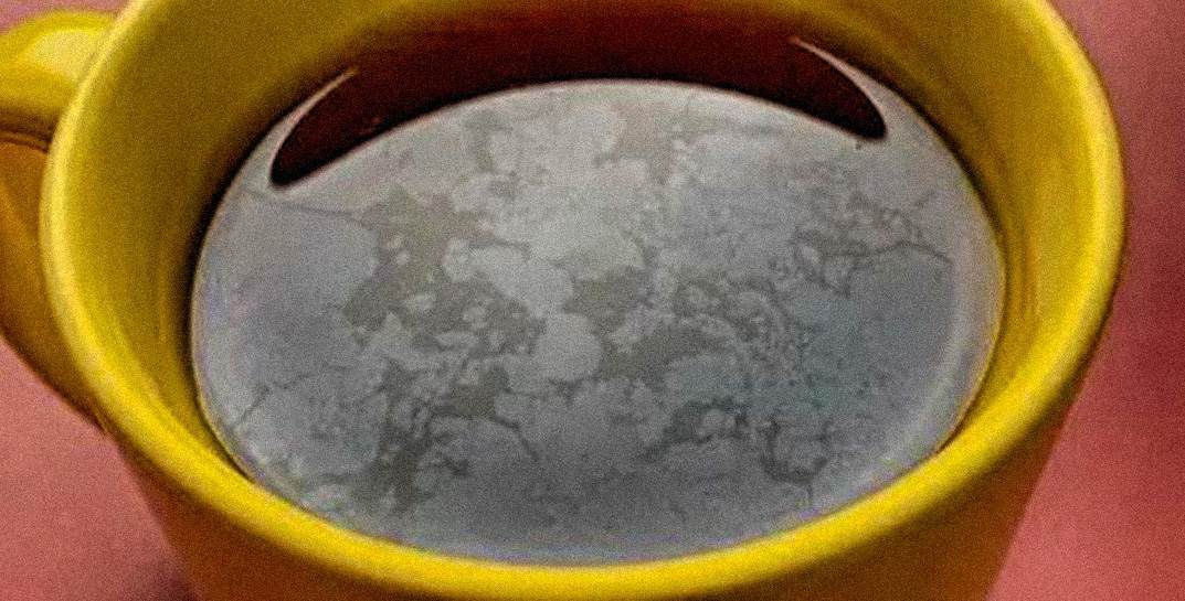 «Садит» печень и почки — диетолог рассказала, что за пленка образуется на поверхности чая через несколько часов и почему такой напиток лучше вылить