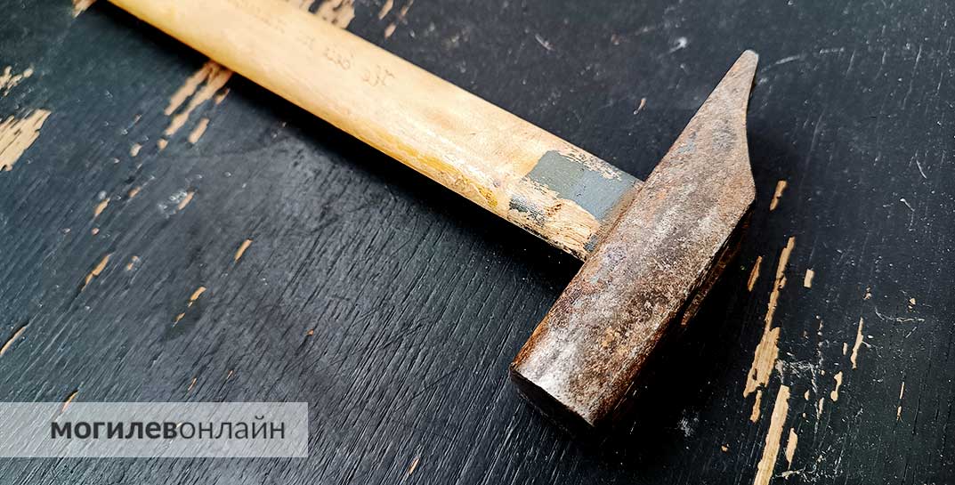 В Могилеве мужчина устроил погром из-за видеонаблюдения — набросился на камеру с молотком за то, что не смог посмотреть записи с нее